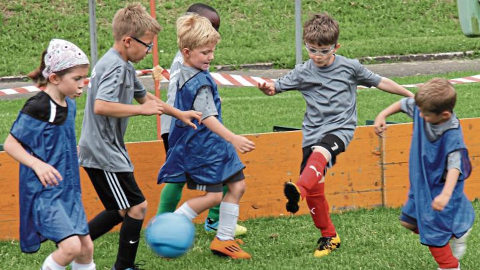 Ballorientiertes Spiel oder doch geordnetes Gewimmel – bei den jüngsten Teilnehmern des SVI-Fußballcamps konzentriert sich alles auf den Ball. Foto: Nachreiner Ballorientiertes Spiel oder doch geordnetes Gewimmel – bei den jüngsten Teilnehmern des SVI-Fußballcamps konzentriert sich alles auf den Ball. Foto: Nachreiner