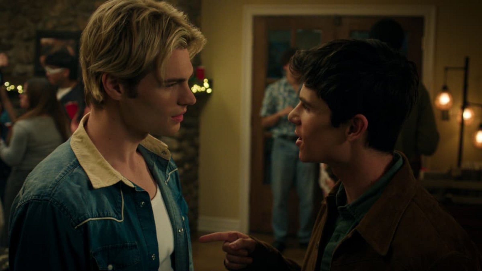 Noah LaLonde als Cole Walter mit Ashby Gentry als Alex Walterin der 3. Staffel von "Ich und die Walter Boys".COURTESY OF NETFLIX