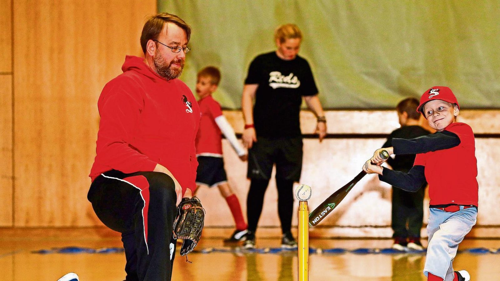 Früh übt sich, wer ein Großer werden will: Der sechsjährige Michel Hundt von den Stuttgart Reds beim Baseballtraining mit dem Abteilungsleiter und Coach Christoph Manske. Foto: Baumann Früh übt sich, wer ein Großer werden will: Der sechsjährige Michel Hundt von den Stuttgart Reds beim Baseballtraining mit dem Abteilungsleiter und Coach Christoph Manske. Foto: Baumann