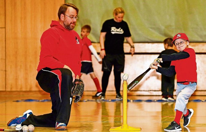 Früh übt sich, wer ein Großer werden will: Der sechsjährige Michel Hundt von den Stuttgart Reds beim Baseballtraining mit dem Abteilungsleiter und Coach Christoph Manske.  Foto: Baumann