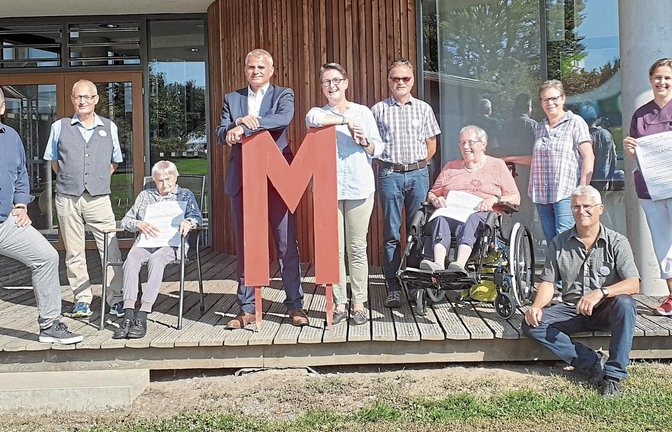 Große Vorfreude auf die Aktion „Miteinander“ herrschte beim Pressetermin im Lichtenstern-Gymnasium in Sachsenheim (von links): beim stellvertretenden Schulleiter Helmut Dinkel; bei Helmut Wonka vom Organisationsteam; Hanna Paret, Bewohnerin vom Pflegeheim „Sonnenfeld“; Bürgermeister Holger Albrich; Christiane Hähnle; Martin Holzhäuer vom LGS; Heimbewohnerin Ingeborg Fürderer; Regina Kuphal vom Orga-Team; Schulleiter Rainer Graef von der Kirbachschule und Bea Marx; Leitung „Betreuung“ im Pflegeheim. Foto: Glemser