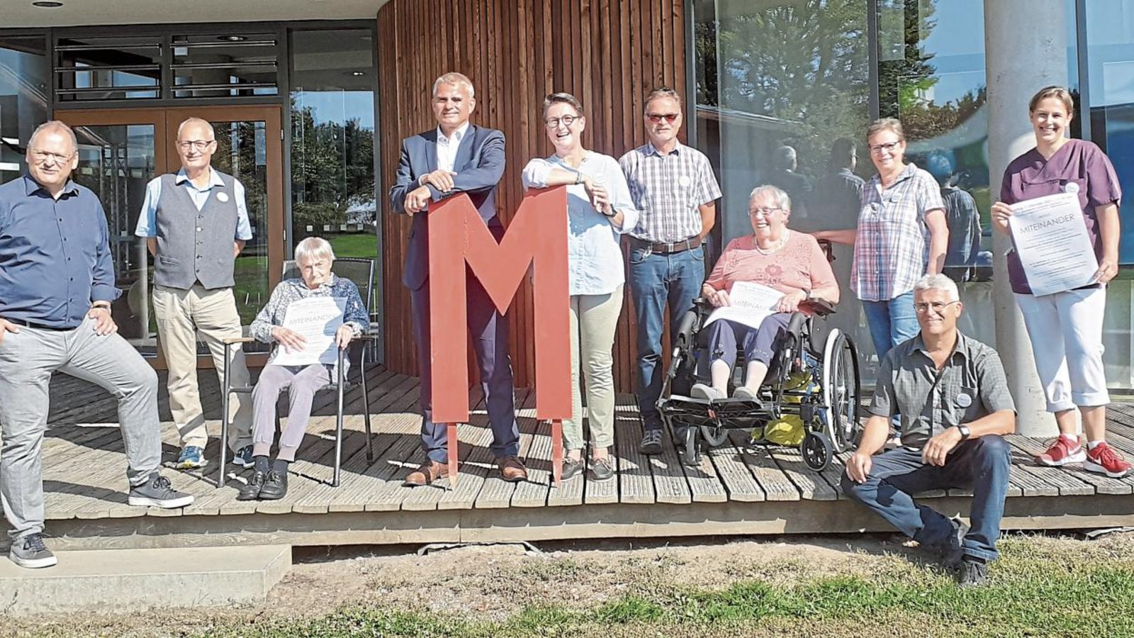 Große Vorfreude auf die Aktion „Miteinander“ herrschte beim Pressetermin im Lichtenstern-Gymnasium in Sachsenheim (von links): beim stellvertretenden Schulleiter Helmut Dinkel; bei Helmut Wonka vom Organisationsteam; Hanna Paret, Bewohnerin vom Pflegeheim „Sonnenfeld“; Bürgermeister Holger Albrich; Christiane Hähnle; Martin Holzhäuer vom LGS; Heimbewohnerin Ingeborg Fürderer; Regina Kuphal vom Orga-Team; Schulleiter Rainer Graef von der Kirbachschule und Bea Marx; Leitung „Betreuung“ im Pflegeheim. Foto: Glemser