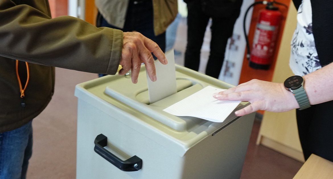 Ein Wähler wirft seinen gefalteten Stimmzettel in die Wahlurne in einem Wahllokal. Am Sonntag wird in Sachsen-Anhalt ein neuer Landtag gewählt. +++ dpa-Bildfunk +++ 