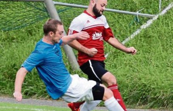 „Das Wichtigste ist, dass wir hinten sicher stehen“, sagt Häfnerhaslachs Spielertrainer Sedat Yilmaz. Mit dieser Einstellung grätscht Pascal Hirsch (links) Marco Prantl ab. Foto: Nachreiner