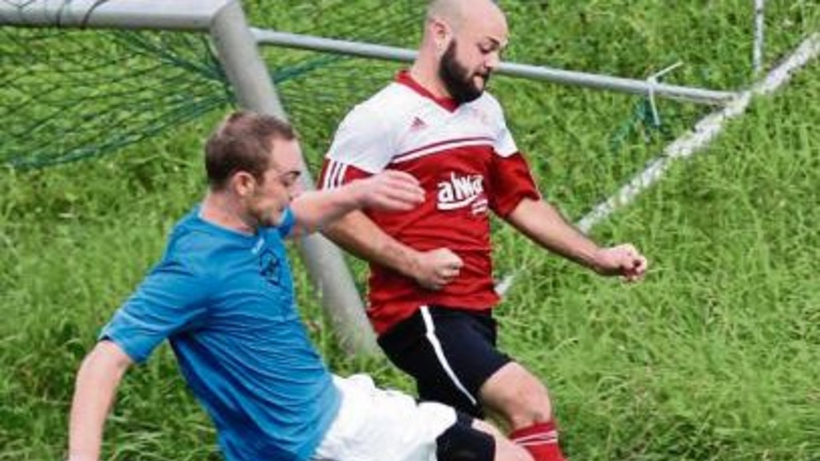 „Das Wichtigste ist, dass wir hinten sicher stehen“, sagt Häfnerhaslachs Spielertrainer Sedat Yilmaz. Mit dieser Einstellung grätscht Pascal Hirsch (links) Marco Prantl ab. Foto: Nachreiner „Das Wichtigste ist, dass wir hinten sicher stehen“, sagt Häfnerhaslachs Spielertrainer Sedat Yilmaz. Mit dieser Einstellung grätscht Pascal Hirsch (links) Marco Prantl ab. Foto: Nachreiner