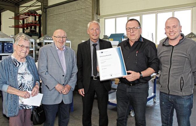 Reiner Boucsein (Mitte), stellvertretender Geschäftsführer der IHK Stuttgart, Bezirkskammer Ludwigsburg, gratuliert den drei Generationen der Sersheimer Firma Simon Blechbearbeitung. Die Gründer Melanie und Josef Simon, der heutige Geschäftsführer Jürgen Simon und Sohn Alexander Simon nehmen die Urkunde zum Firmenjubiläum entgegen.  Foto: Rostek