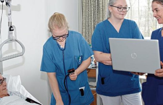 Vom flexiblen Personal-Pool-Modell sollen auch die Pflegerinnen profitieren.  Foto: Kollros