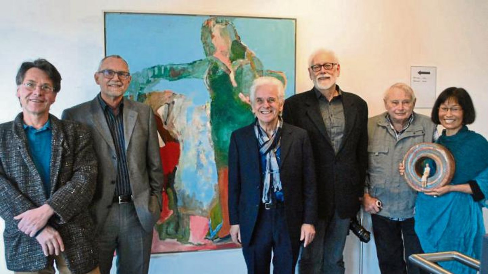 Erhard Neukamm (Zweiter von links) mit den ausstellenden Künstlern Bernd Brüstle (von links), Werner Schmid, Manfred Läkemäker, Arthur Daiss und Chong-Im Neukamm. Foto: Stahlfeld Erhard Neukamm (Zweiter von links) mit den ausstellenden Künstlern Bernd Brüstle (von links), Werner Schmid, Manfred Läkemäker, Arthur Daiss und Chong-Im Neukamm. Foto: Stahlfeld