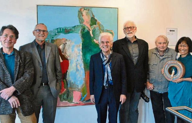 Erhard Neukamm (Zweiter von links) mit den ausstellenden Künstlern Bernd Brüstle (von links), Werner Schmid, Manfred Läkemäker, Arthur Daiss und Chong-Im Neukamm. Foto: Stahlfeld