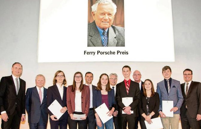 Oliver Blume und Wolfgang Porsche (von links) von der Porsche AG und Staatssekretär Volker Schebesta (rechts) zeichneten die Gewinner des Ferry-Porsche-Preises aus, darunter Rebecca Gaus vom Evangelischen Lichtenstern-Gymnasium in Sachsenheim (Dritte von rechts).  Foto: p