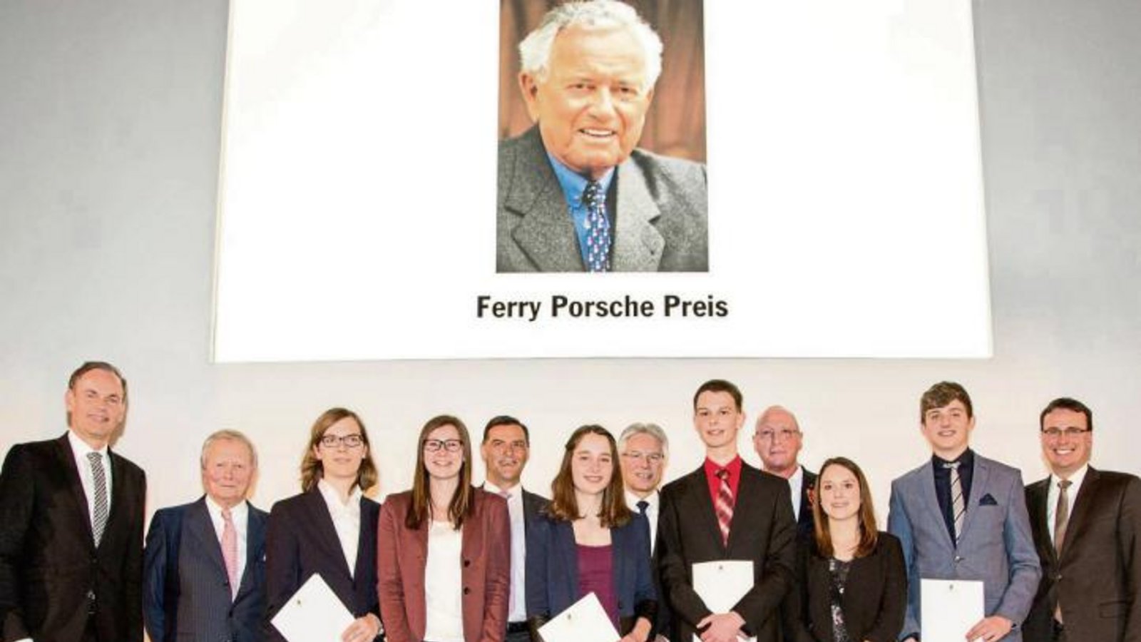 Oliver Blume und Wolfgang Porsche (von links) von der Porsche AG und Staatssekretär Volker Schebesta (rechts) zeichneten die Gewinner des Ferry-Porsche-Preises aus, darunter Rebecca Gaus vom Evangelischen Lichtenstern-Gymnasium in Sachsenheim (Dritte von rechts).  Foto: p