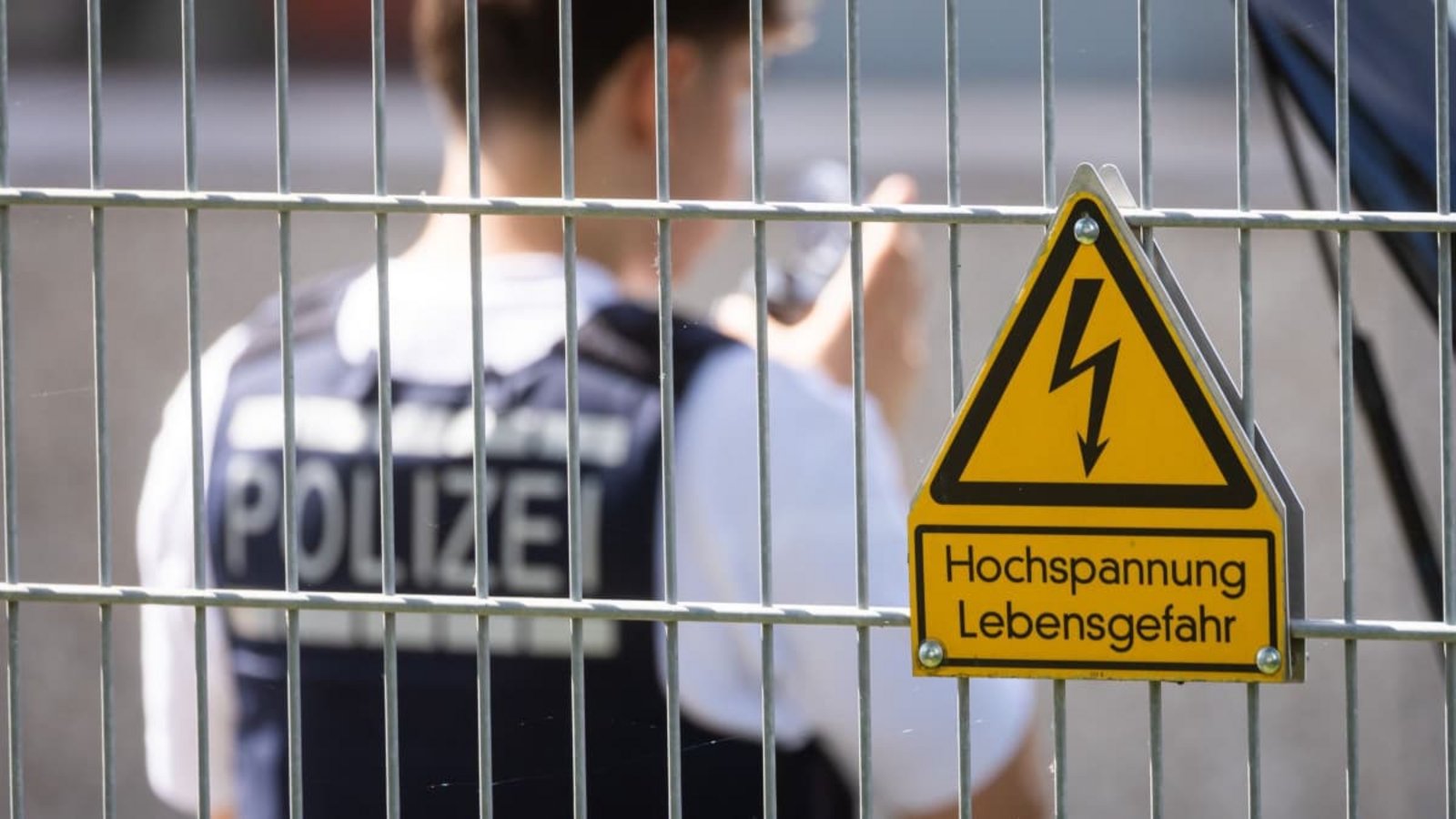 Umspannwerke in Baden-Württemberg stehen nach einem Brand in Reutlingen und den aktuellen Sprengstoffunden in Brandenburg im Fokus.Christoph Schmidt/dpa