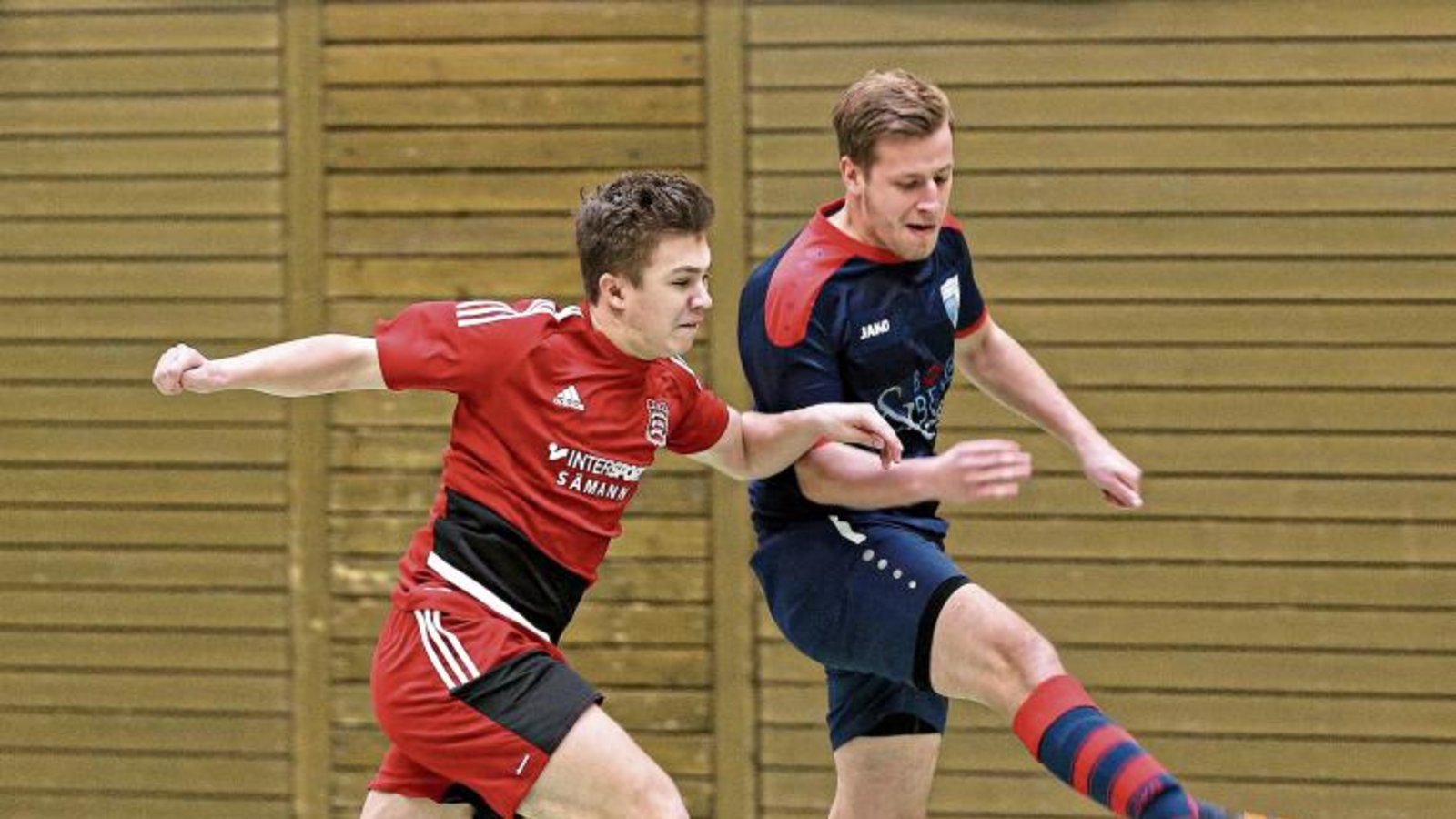 Verfolgt von Großglattbachs Marvin Prohaska (links) schießt Markus Deffner das erste Tor für die SGM Roßwag/Mülhhhausen im Duell der beiden Teams aus der Kreisliga B 7. Foto: Küppers Verfolgt von Großglattbachs Marvin Prohaska (links) schießt Markus Deffner das erste Tor für die SGM Roßwag/Mülhhhausen im Duell der beiden Teams aus der Kreisliga B 7. Foto: Küppers