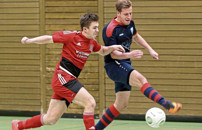 Verfolgt von Großglattbachs Marvin Prohaska (links) schießt Markus Deffner das erste Tor für die SGM Roßwag/Mülhhhausen im Duell der beiden Teams aus der Kreisliga B 7. Foto: Küppers