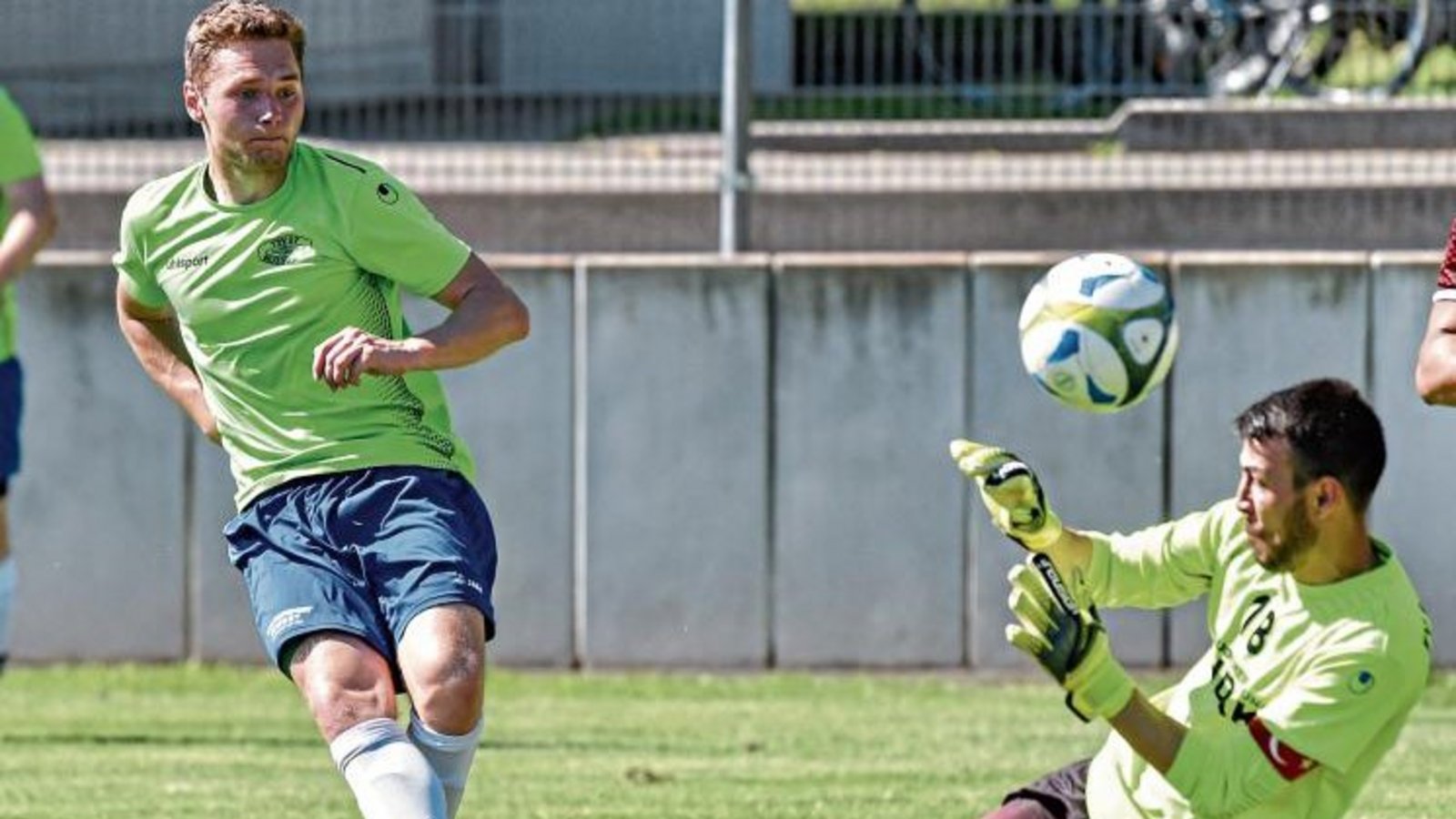 Tim Stuible (links) schießt den Ball zur zwischenzeitlichen 3:2-Führung des TSV Nussdorf an Gästetorwart Talip Bunsuz vorbei. Nussdorf gewinne am Ende klar mit 5:2. Foto: Leitner Tim Stuible (links) schießt den Ball zur zwischenzeitlichen 3:2-Führung des TSV Nussdorf an Gästetorwart Talip Bunsuz vorbei. Nussdorf gewinne am Ende klar mit 5:2. Foto: Leitner