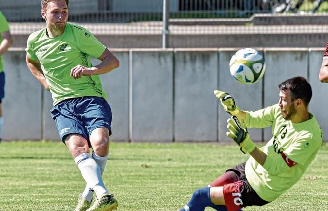 Tim Stuible (links) schießt den Ball zur zwischenzeitlichen 3:2-Führung des TSV Nussdorf an Gästetorwart Talip Bunsuz vorbei. Nussdorf gewinne am Ende klar mit 5:2. Foto: Leitner