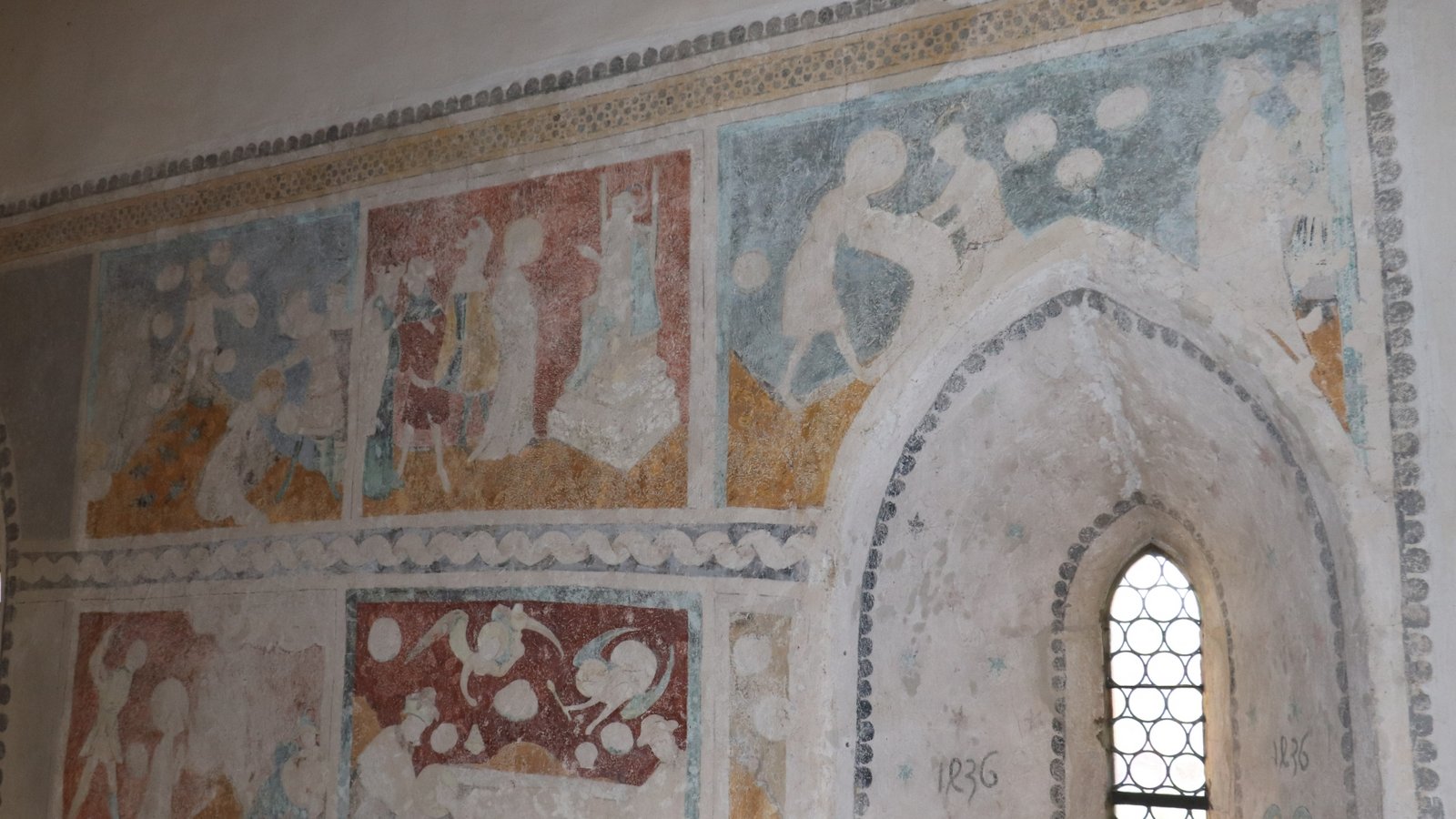 Schöne Wandmalereien warten im Innern des Gotteshauses auf Entdeckung.