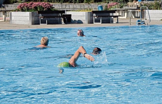 Schwimmen im Herbst: Noch bis 8. Oktober hat das Vaihinger Enztalbad geöffnet. Auf geht’s ins erfrischende Nass.  Foto: Arning