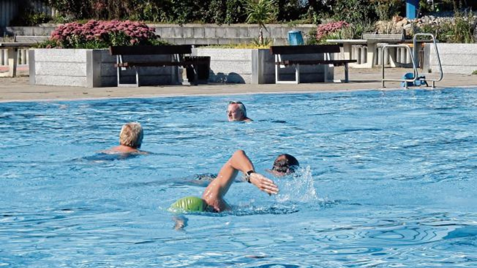 Schwimmen im Herbst: Noch bis 8. Oktober hat das Vaihinger Enztalbad geöffnet. Auf geht’s ins erfrischende Nass. Foto: Arning Schwimmen im Herbst: Noch bis 8. Oktober hat das Vaihinger Enztalbad geöffnet. Auf geht’s ins erfrischende Nass. Foto: Arning