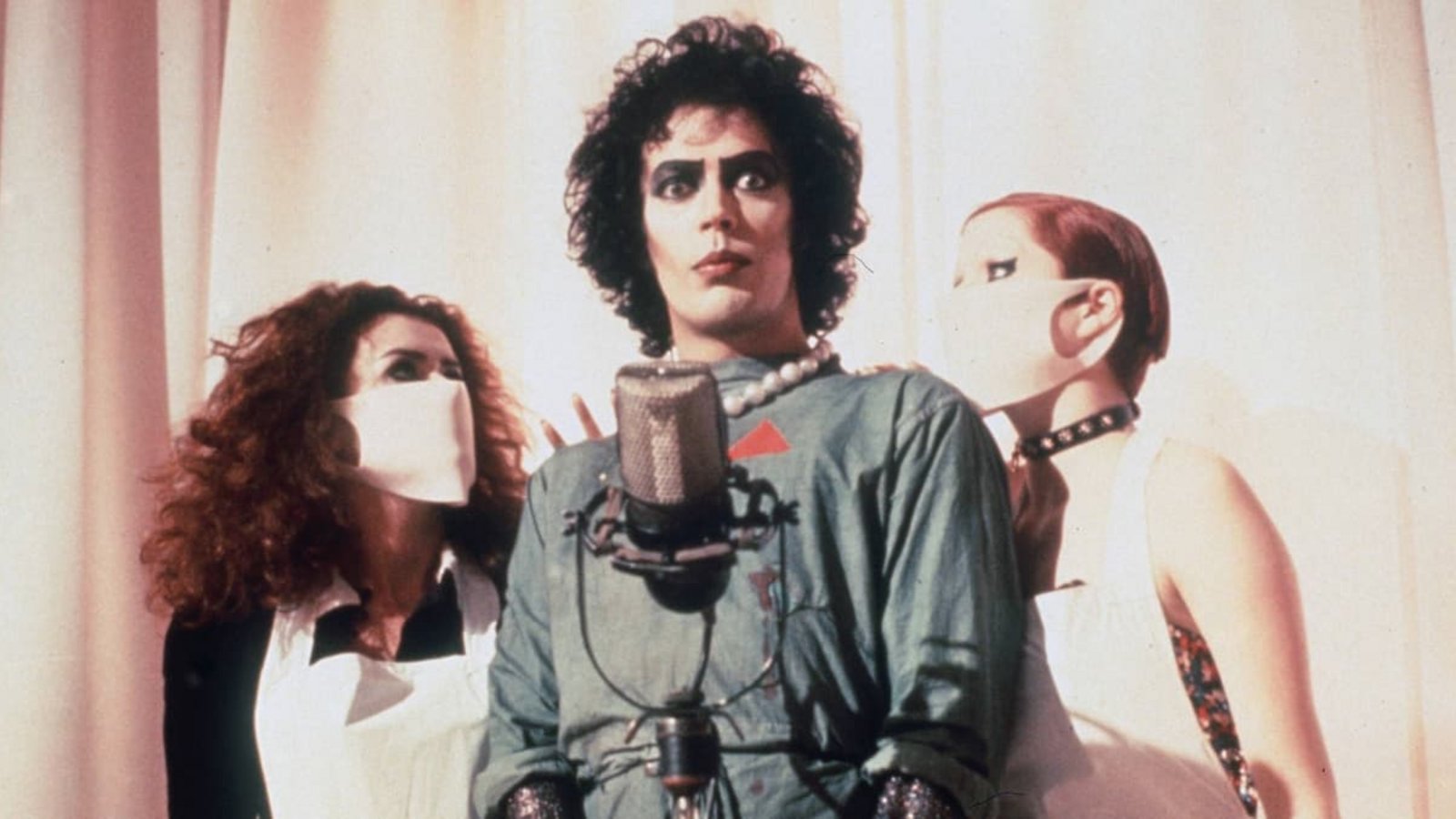 Tim Curry - mit Patricia Quinn (li.) und Nell Campbell (re.) als Frank N. Furter in dem Kultfilm „Rocky Horror Picture Show“ (1975)imago images/United Archives Tim Curry - mit Patricia Quinn (li.) und Nell Campbell (re.) als Frank N. Furter in dem Kultfilm „Rocky Horror Picture Show“ (1975)imago images/United Archives