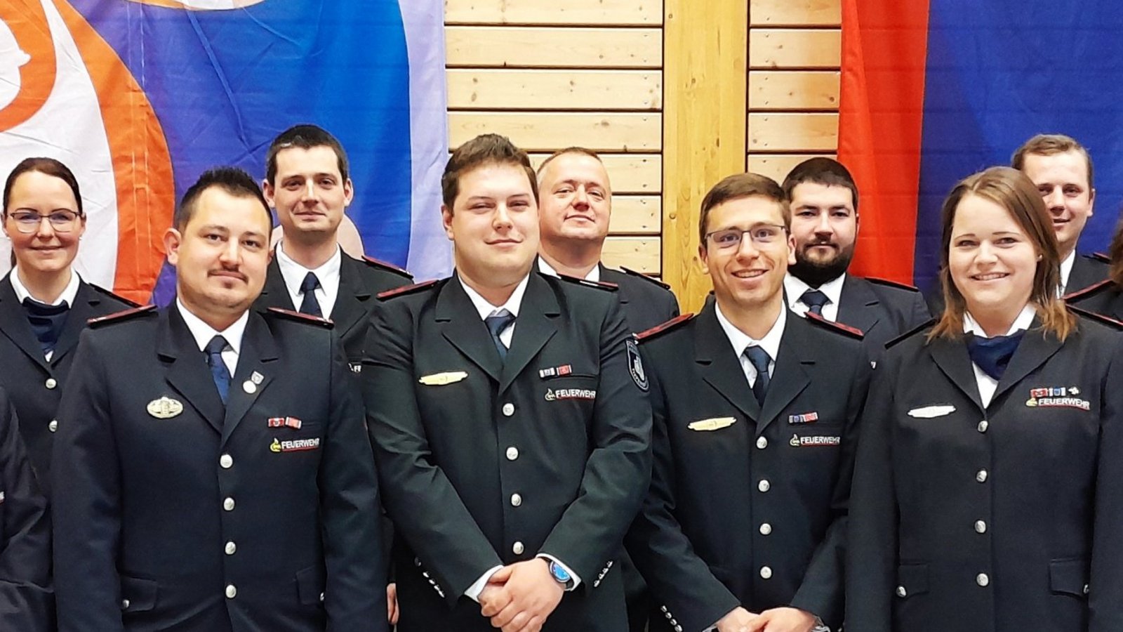 Mit Ehrennadeln in Silber und Gold werden bei der Delegiertenversammlung 14 Männer und Frauen aus verschiedenen Jugendfeuerwehren des Enzkreises ausgezeichnet. Nadeln und Urkunden überreichen der Vorsitzende des Feuerwehrverbands Enzkreis, Kevin Rössle (hinten rechts) und Kreisbrandmeister Carsten Sorg (vorne rechts). Über ihre besondere Ehrung mit der Ehrennadel der Jugendfeuerwehr BW in Silber freut sich Tanja Bäuerle (links neben Carsten Sorg). In ihrem Amt bestätigt wird die stellvertretende Kreisjugendleiterin Stefanie Dörre (vorne links). Foto: Filitz Mit Ehrennadeln in Silber und Gold werden bei der Delegiertenversammlung 14 Männer und Frauen aus verschiedenen Jugendfeuerwehren des Enzkreises ausgezeichnet. Nadeln und Urkunden überreichen der Vorsitzende des Feuerwehrverbands Enzkreis, Kevin Rössle (hinten rechts) und Kreisbrandmeister Carsten Sorg (vorne rechts). Über ihre besondere Ehrung mit der Ehrennadel der Jugendfeuerwehr BW in Silber freut sich Tanja Bäuerle (links neben Carsten Sorg). In ihrem Amt bestätigt wird die stellvertretende Kreisjugendleiterin Stefanie Dörre (vorne links). Foto: Filitz