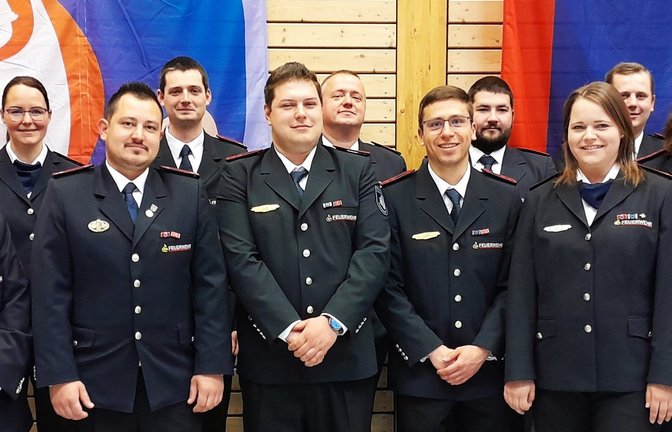 Mit Ehrennadeln in Silber und Gold werden bei der Delegiertenversammlung 14 Männer und Frauen aus verschiedenen Jugendfeuerwehren des Enzkreises ausgezeichnet. Nadeln und Urkunden überreichen der Vorsitzende des Feuerwehrverbands Enzkreis, Kevin Rössle (hinten rechts) und Kreisbrandmeister Carsten Sorg (vorne rechts). Über ihre besondere Ehrung mit der Ehrennadel der Jugendfeuerwehr BW in Silber freut sich Tanja Bäuerle (links neben Carsten Sorg). In ihrem Amt bestätigt wird die stellvertretende Kreisjugendleiterin Stefanie Dörre (vorne links). <span class='image-autor'>Foto: Filitz</span>