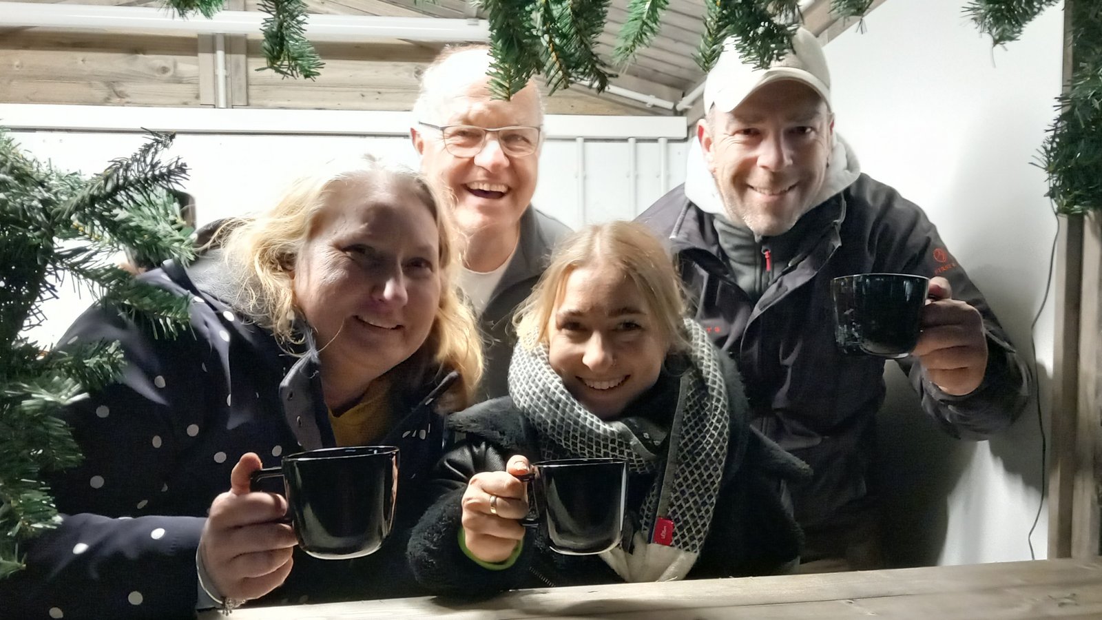 Die neuen Vorstandsmitglieder des BdS Sachsenheim Melanie Perrotta (von links), Laura Falk und Mathias Werhan stoßen mit Wengerter Klaus Weiberle (Zweiter von links.) in der neuen Adventshütte auf eine schöne Vorweihnachtszeit an. Foto: Glemser Die neuen Vorstandsmitglieder des BdS Sachsenheim Melanie Perrotta (von links), Laura Falk und Mathias Werhan stoßen mit Wengerter Klaus Weiberle (Zweiter von links.) in der neuen Adventshütte auf eine schöne Vorweihnachtszeit an. Foto: Glemser