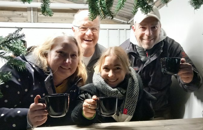 Die neuen Vorstandsmitglieder des BdS Sachsenheim Melanie Perrotta (von links), Laura Falk und Mathias Werhan stoßen mit Wengerter Klaus Weiberle (Zweiter von links.) in der neuen Adventshütte auf eine schöne Vorweihnachtszeit an.  <span class='image-autor'>Foto: Glemser</span>