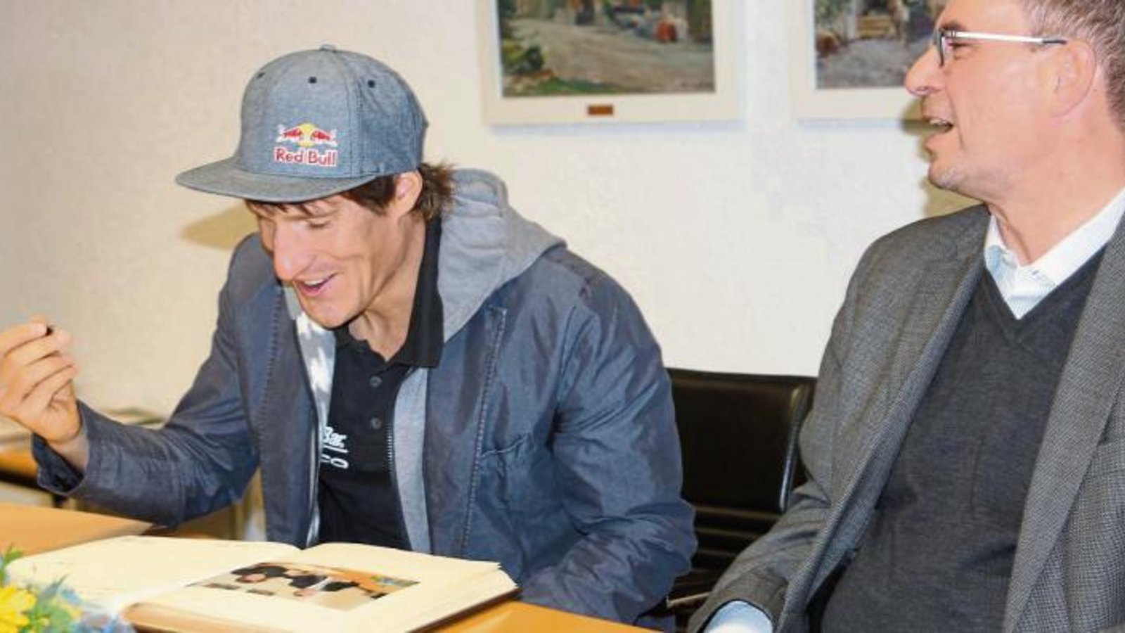 Sebastian Kienle (links) trägt sich im Beisein von Oberbürgermeister Frank Schneider in das Goldene Buch der Stadt Mühlacker ein. Foto: Kollros Sebastian Kienle (links) trägt sich im Beisein von Oberbürgermeister Frank Schneider in das Goldene Buch der Stadt Mühlacker ein. Foto: Kollros