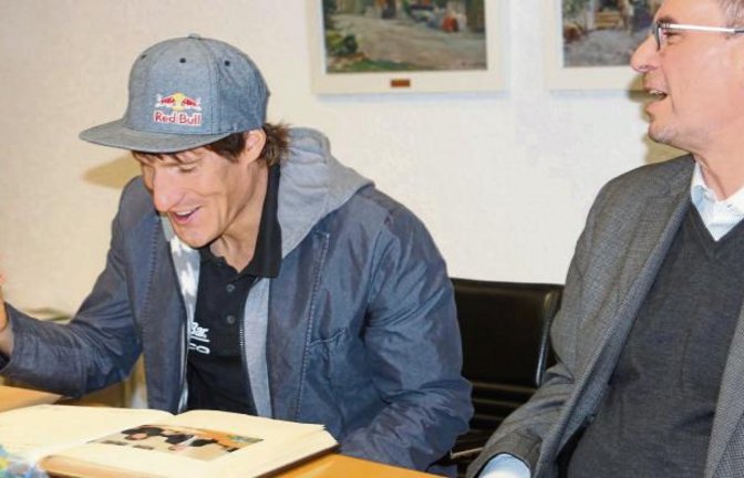 Sebastian Kienle (links) trägt sich im Beisein von Oberbürgermeister Frank Schneider in das Goldene Buch der Stadt Mühlacker ein. Foto: Kollros