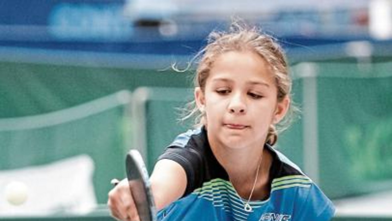 Krönten sich als Stadtmeister: (von links oben im Uhrzeigersinn) Sarah Stavridis und Nico Wäbisch (beide U 18) sowie Lilly Schramm und Chen Krilla (beide U 15) Fotos: Simecek Krönten sich als Stadtmeister: (von links oben im Uhrzeigersinn) Sarah Stavridis und Nico Wäbisch (beide U 18) sowie Lilly Schramm und Chen Krilla (beide U 15) Fotos: Simecek