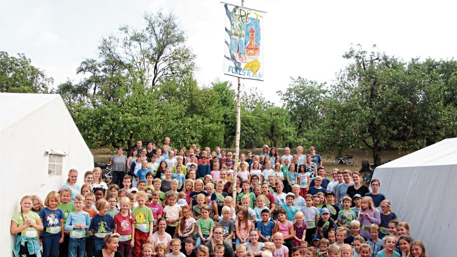 Die „Stadtbevölkerung“ von Ori-Forest-City im Gruppenfoto unter der Fahne vereint. Fotos: Gergen Die „Stadtbevölkerung“ von Ori-Forest-City im Gruppenfoto unter der Fahne vereint. Fotos: Gergen