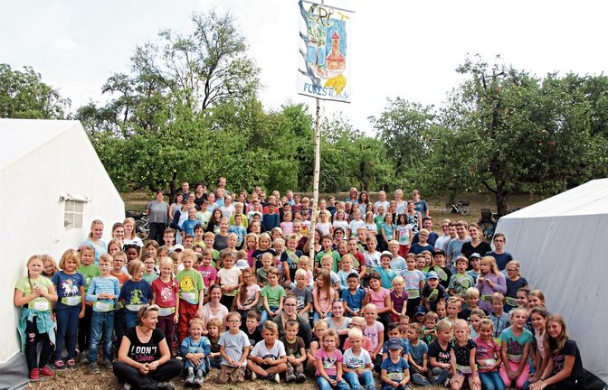 Die „Stadtbevölkerung“ von Ori-Forest-City im Gruppenfoto unter der Fahne vereint.  Fotos: Gergen