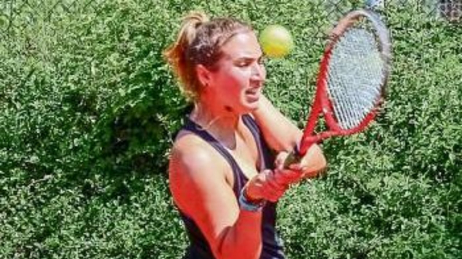 Keinen Ball verloren geben: Ann-Katrin Knienieder und die Frauen des TV Vaihingen haben in der Bezirksoberliga Gruppe 26 den ersten Sieg eingefahren.  Foto: Simecek