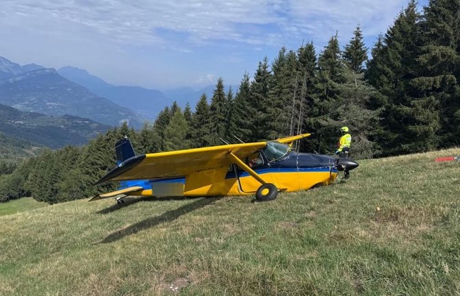Das Kleinflugzeug prallte im Trentino heftig auf abschüssiges Gelände.<span class='image-autor'>Italienische Bergrettung/dpa</span>