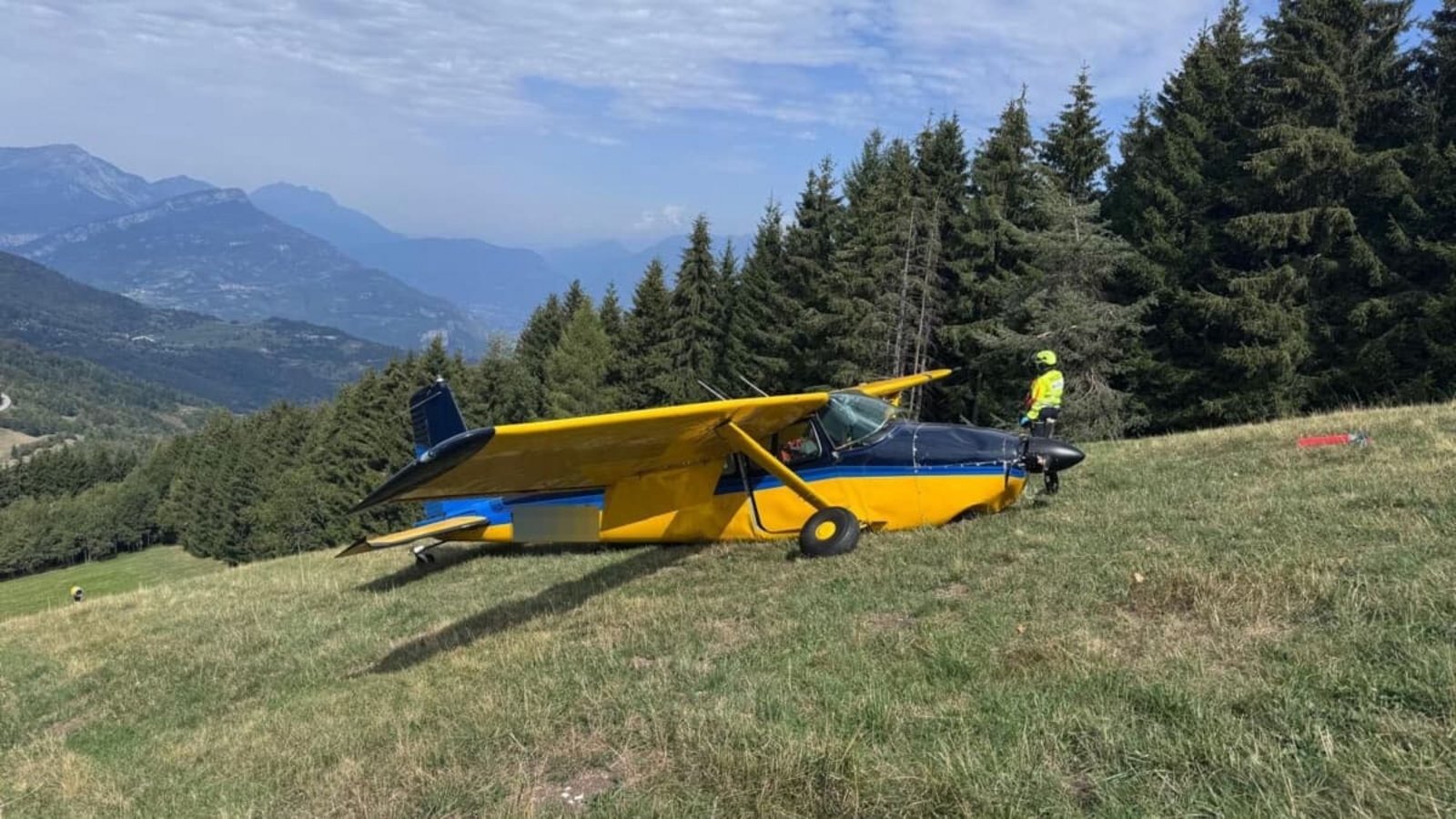 Das Kleinflugzeug prallte im Trentino heftig auf abschüssiges Gelände.Italienische Bergrettung/dpa Das Kleinflugzeug prallte im Trentino heftig auf abschüssiges Gelände.Italienische Bergrettung/dpa