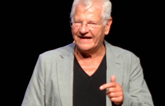 Alles nach Vorschrift: Werner Koczwara nimmt im Spatzabrettle die deutsche Gesetzgebung auseinander. <span class='image-autor'>Foto: Stahlfeld</span>