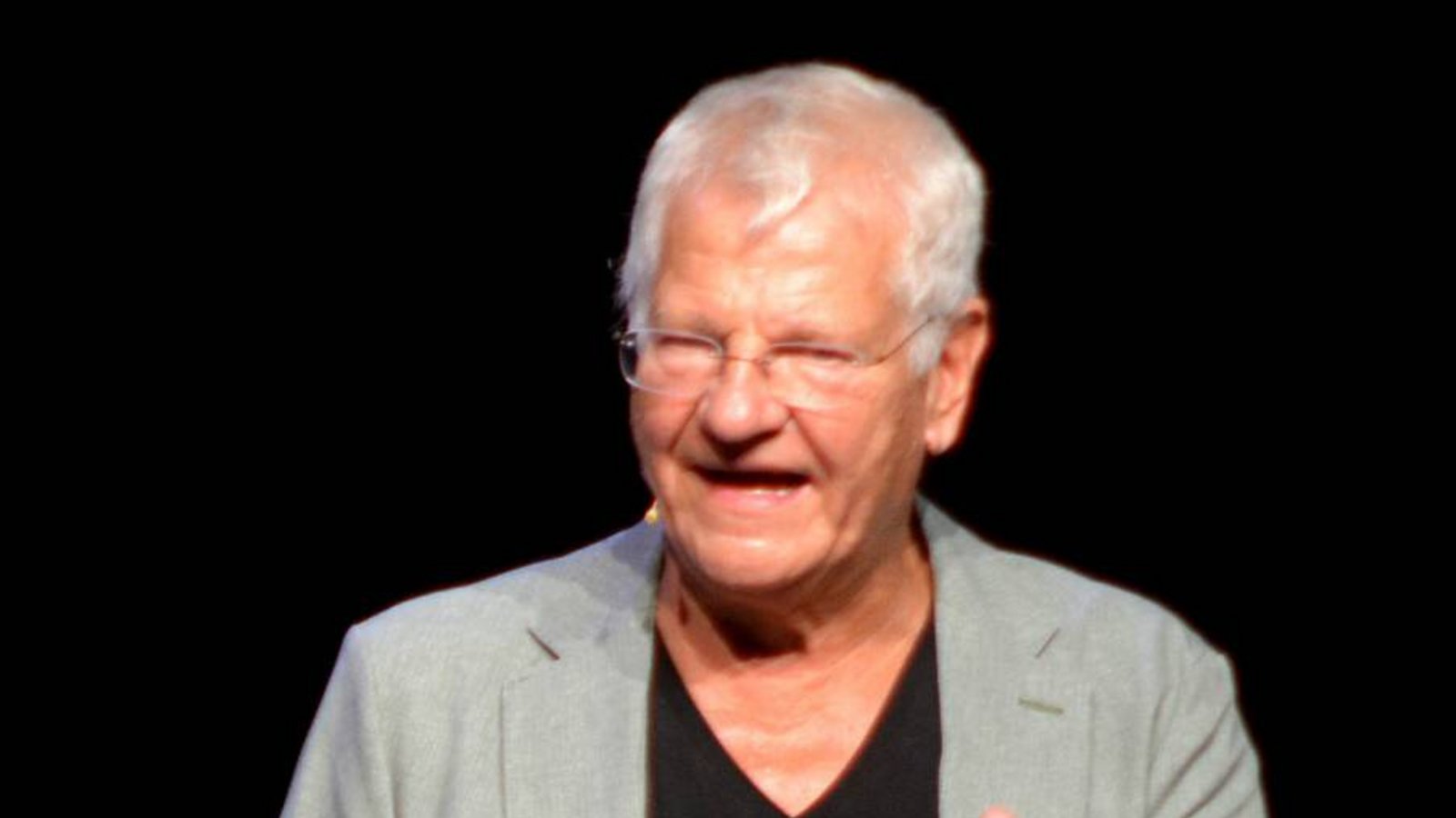 Alles nach Vorschrift: Werner Koczwara nimmt im Spatzabrettle die deutsche Gesetzgebung auseinander. Foto: Stahlfeld Alles nach Vorschrift: Werner Koczwara nimmt im Spatzabrettle die deutsche Gesetzgebung auseinander. Foto: Stahlfeld