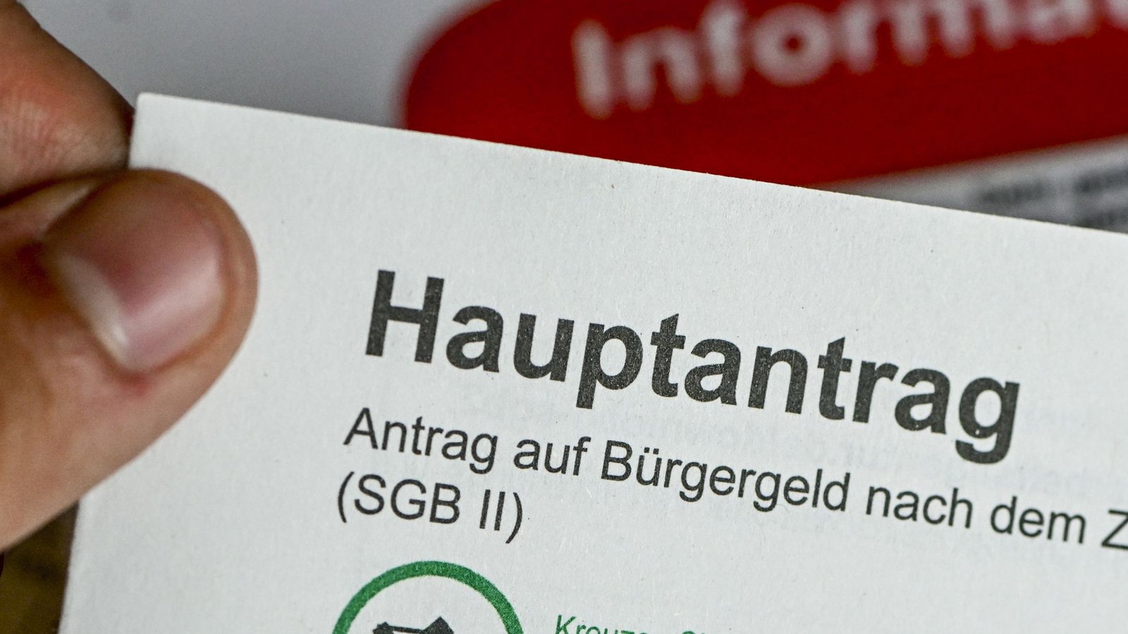 Im Jobcenter Berlin Treptow-Köpenick hält ein Mann einen Antrag auf Bürgergeld in der Hand. Das Bürgergeld wird im kommenden Jahr um rund zwölf Prozent steigen.Foto: dpa/Jens Kalaene Im Jobcenter Berlin Treptow-Köpenick hält ein Mann einen Antrag auf Bürgergeld in der Hand. Das Bürgergeld wird im kommenden Jahr um rund zwölf Prozent steigen.Foto: dpa/Jens Kalaene