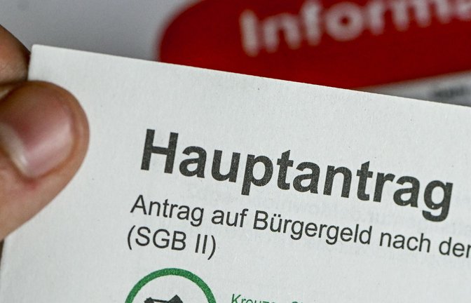 Im Jobcenter Berlin Treptow-Köpenick hält ein Mann einen Antrag auf Bürgergeld in der Hand. Das Bürgergeld wird im kommenden Jahr um rund zwölf Prozent steigen.<span class='image-autor'>Foto: dpa/Jens Kalaene</span>