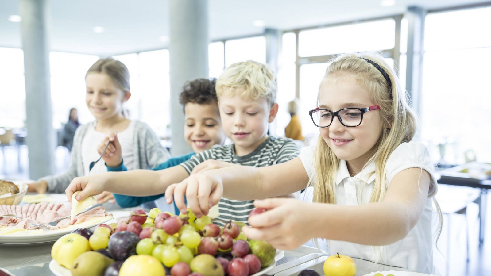 Fleisch und vegetarisches Essen nebeneinander? In Freiburger Grundschulen hat man sich für einen anderen Weg entschieden.Foto: imago//Fotoagentur Westend 61 Fleisch und vegetarisches Essen nebeneinander? In Freiburger Grundschulen hat man sich für einen anderen Weg entschieden.Foto: imago//Fotoagentur Westend 61