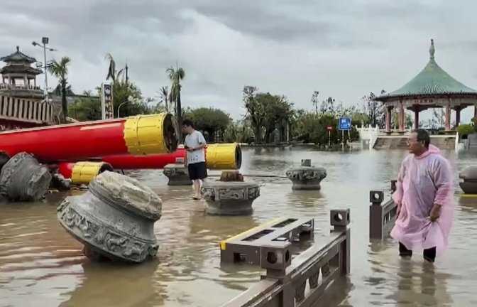 Bei Überschwemmungen und Erdrutschen infolge starker Regenfälle sind in Taiwan mindestens fünf Menschen ums Leben gekommen.<span class='image-autor'>Foto: Uncredited/TVBS/AP/dpa</span>