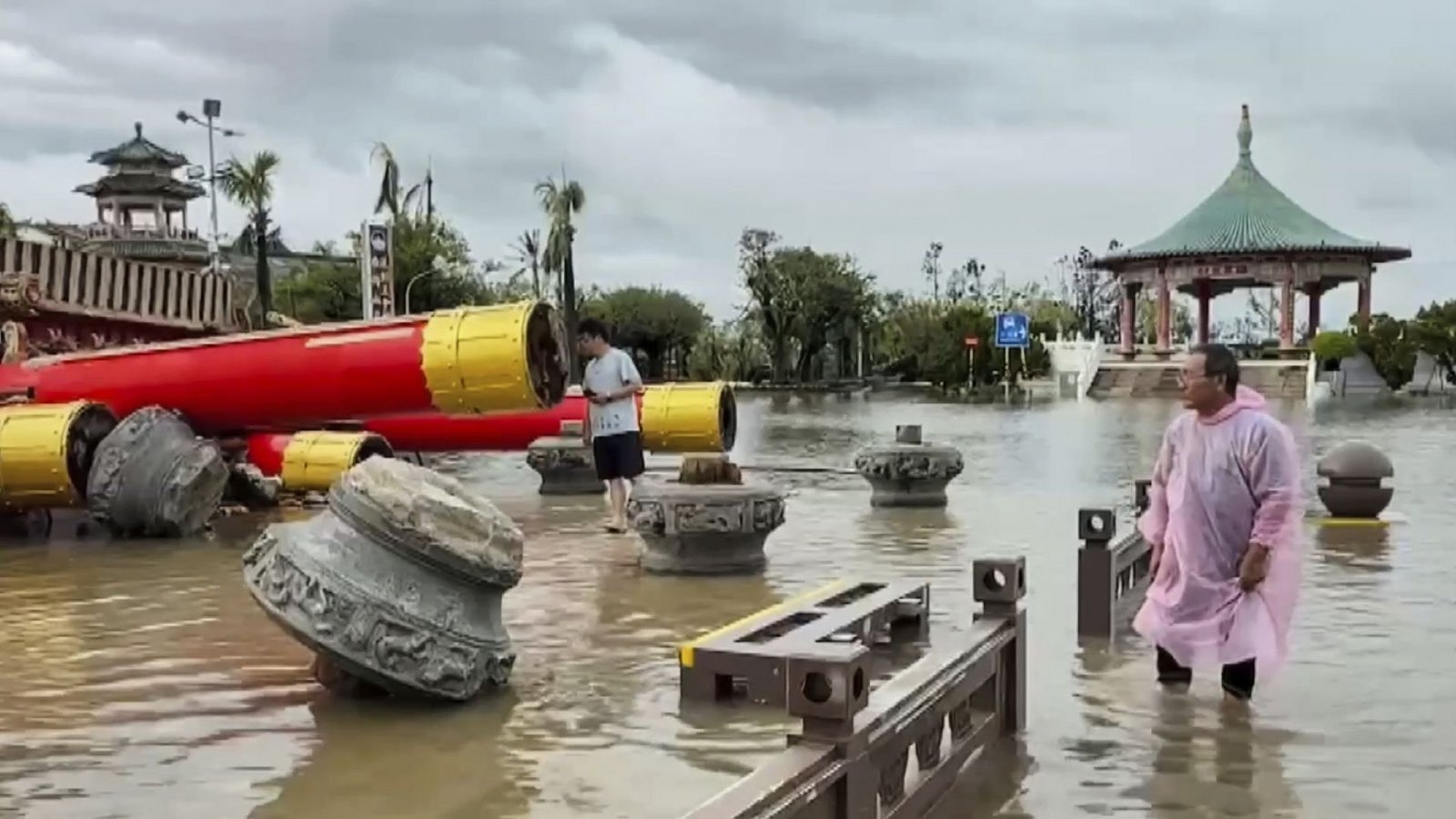 Bei Überschwemmungen und Erdrutschen infolge starker Regenfälle sind in Taiwan mindestens fünf Menschen ums Leben gekommen.Foto: Uncredited/TVBS/AP/dpa Bei Überschwemmungen und Erdrutschen infolge starker Regenfälle sind in Taiwan mindestens fünf Menschen ums Leben gekommen.Foto: Uncredited/TVBS/AP/dpa