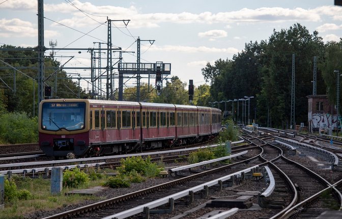 Eine S-Bahn fährt in den S-Bahnhof Grunewald ein.<span class='image-autor'>Foto: Christophe Gateau/dpa</span>