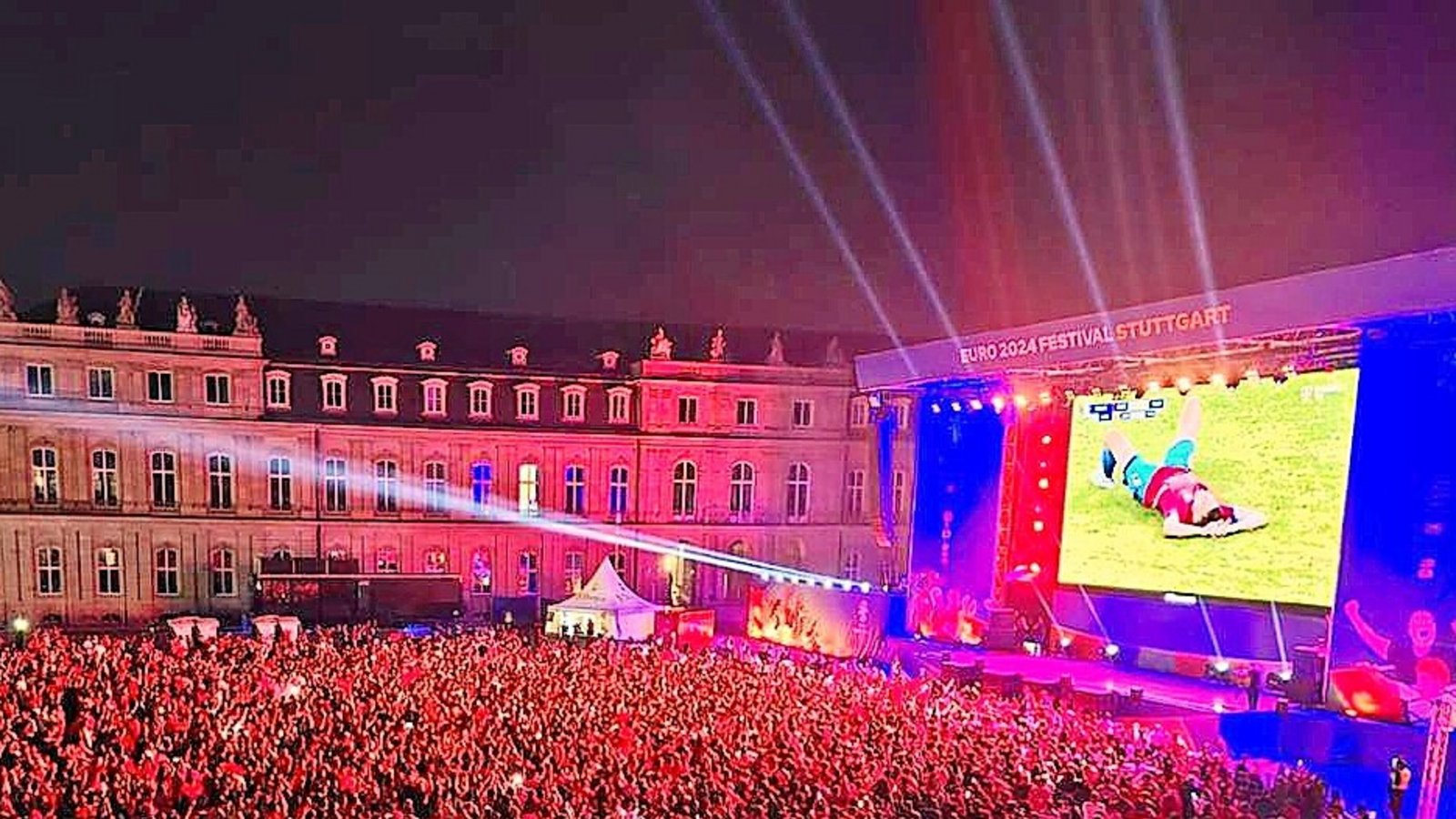 Die Polizei geht nach dem Angriff mit einem starken Kräfteaufgebot in die Menge auf dem SchlossplatzFoto: red/Bilger
