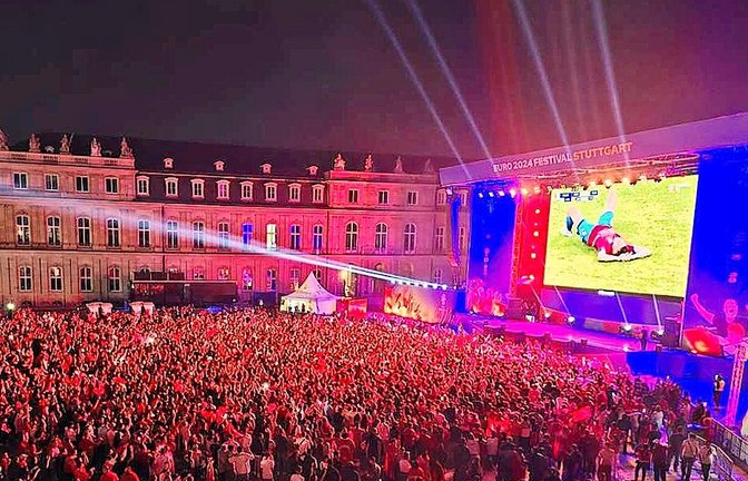 Die Polizei geht nach dem Angriff mit einem starken Kräfteaufgebot in die Menge auf dem Schlossplatz<span class='image-autor'>Foto: red/Bilger</span>