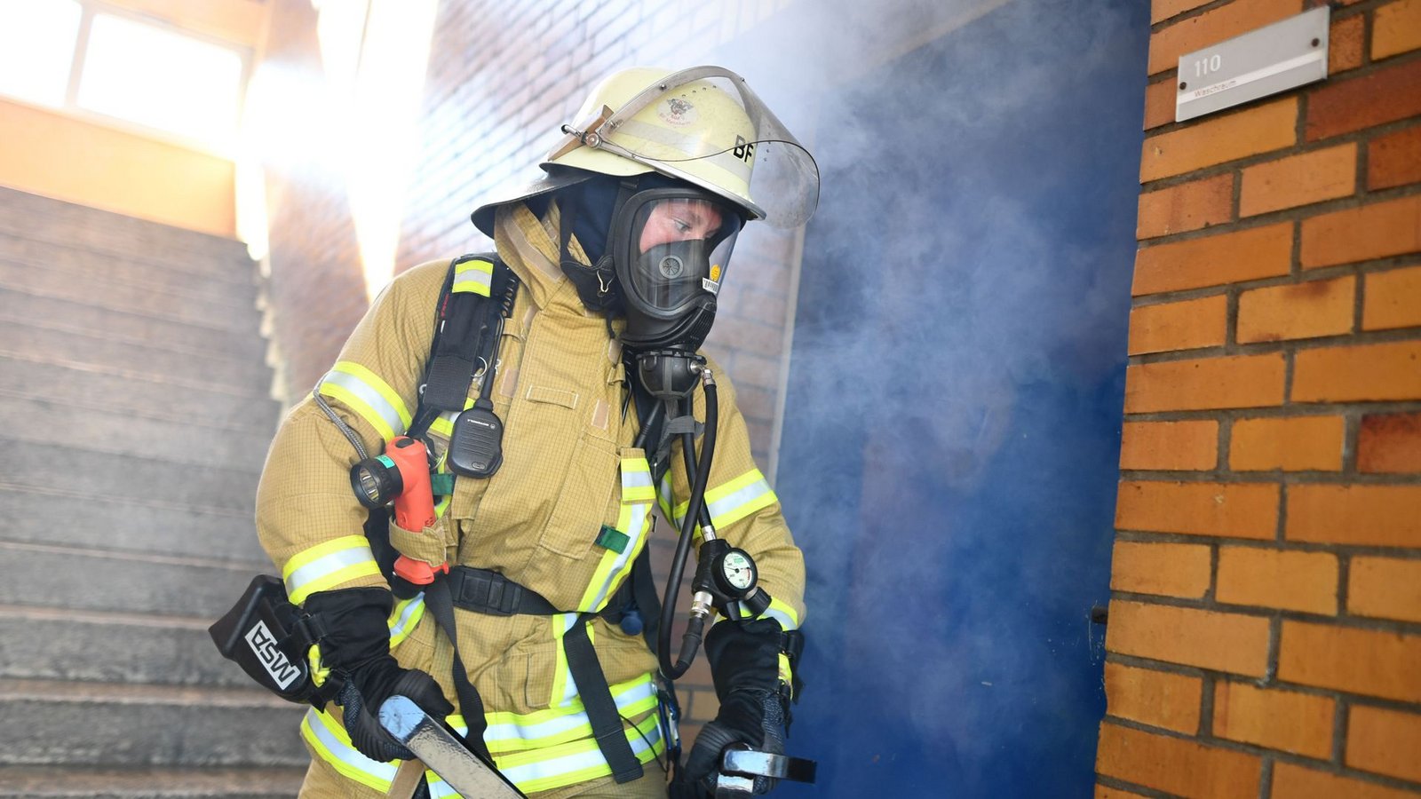 Eine Feuerwehrfrau demonstriert in der Feuerwache Süd in Mannheim das Öffnen einer Tür mit Hilfe einer Ramme. (Archivbild)Foto: Uwe Anspach/dpa/Uwe Anspach