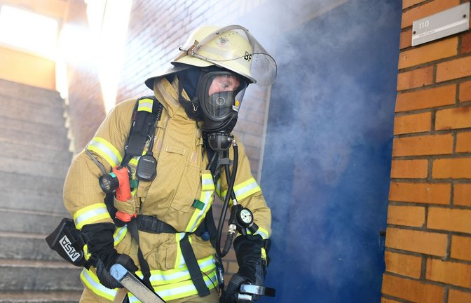 Eine Feuerwehrfrau demonstriert in der Feuerwache Süd in Mannheim das Öffnen einer Tür mit Hilfe einer Ramme. (Archivbild)<span class='image-autor'>Foto: Uwe Anspach/dpa/Uwe Anspach</span>