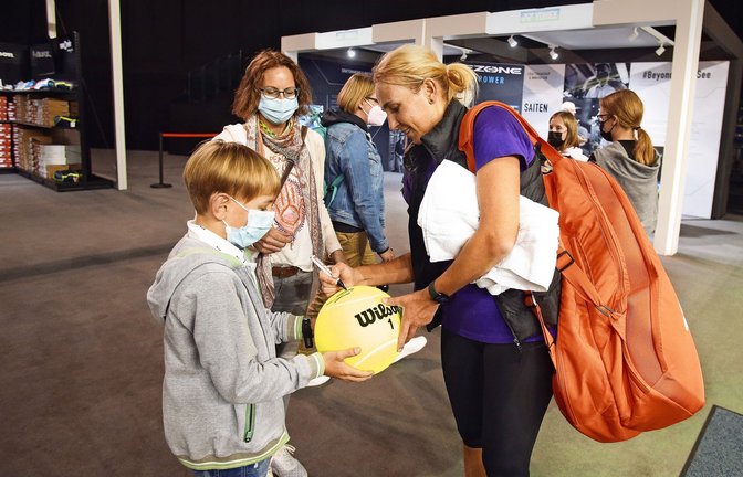 Ganz wichtig: ein Autogramm von den Tennisstars<span class='image-autor'>Foto: Pressefoto Baumann/Hansjürgen Britsch</span>
