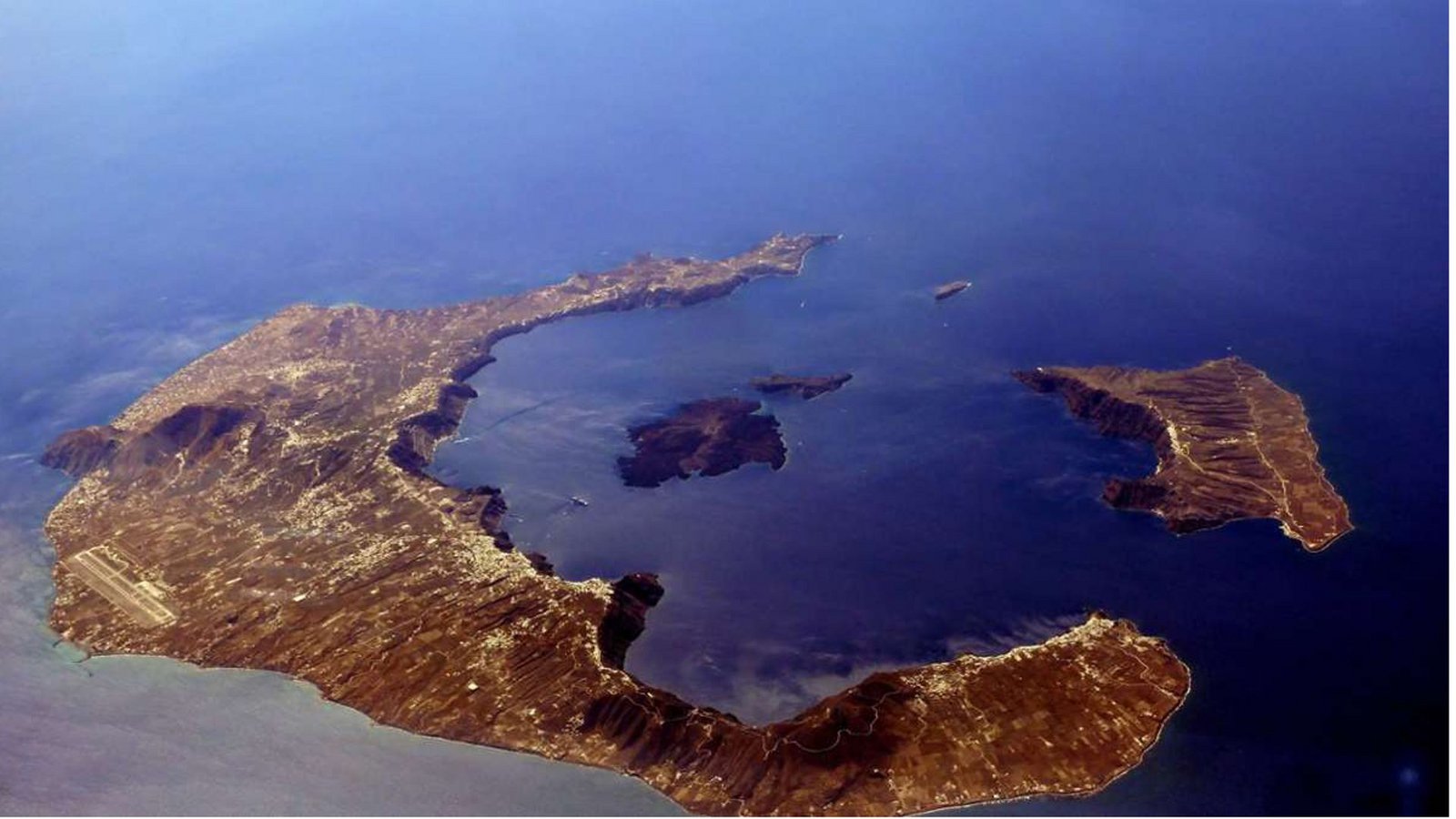 Santorini, die griechische Vulkaninsel in der Ägäis, aus der Vogelperspektive: links die Hauptinsel Thira, Nea Kameni in der Mitte der Caldera und rechts Thirasia, die den nordwestlichen Rand des Beckens bildet.Foto: Imago/Joker Santorini, die griechische Vulkaninsel in der Ägäis, aus der Vogelperspektive: links die Hauptinsel Thira, Nea Kameni in der Mitte der Caldera und rechts Thirasia, die den nordwestlichen Rand des Beckens bildet.Foto: Imago/Joker